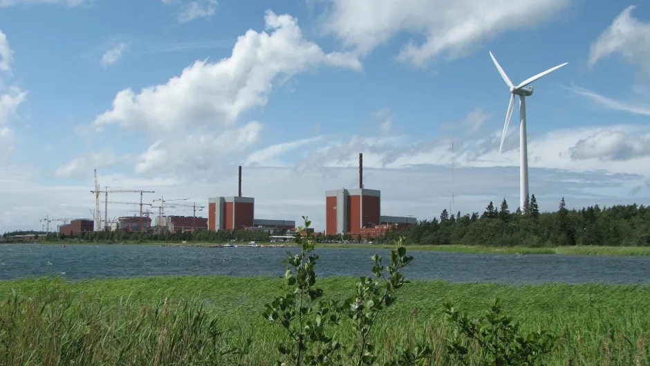 Windrad neben Reaktor Olikuluoto 